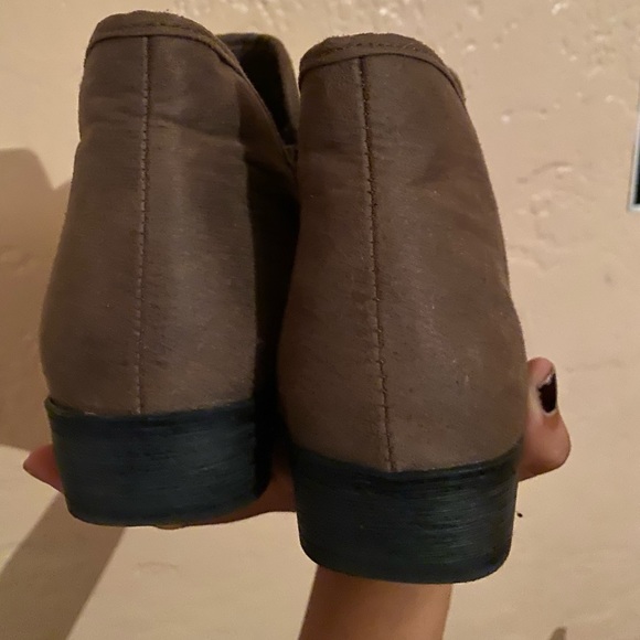 Brown booties w/ zipper, perfect for fall! 🤎 - Picture 3 of 4